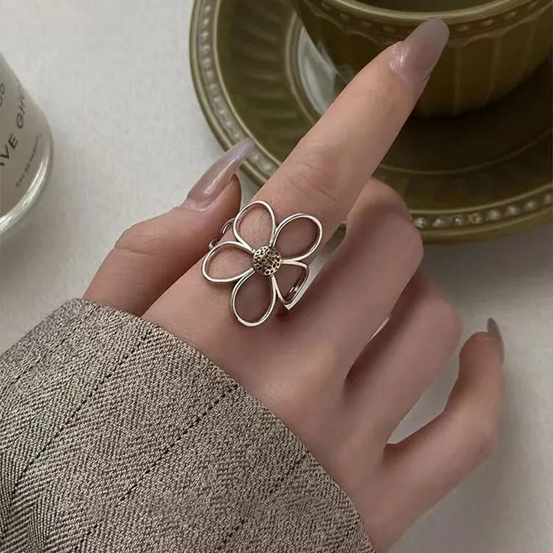 Vintage Daisy Flower Ring for Women – Adjustable Silver Open Band Fashion Jewellery