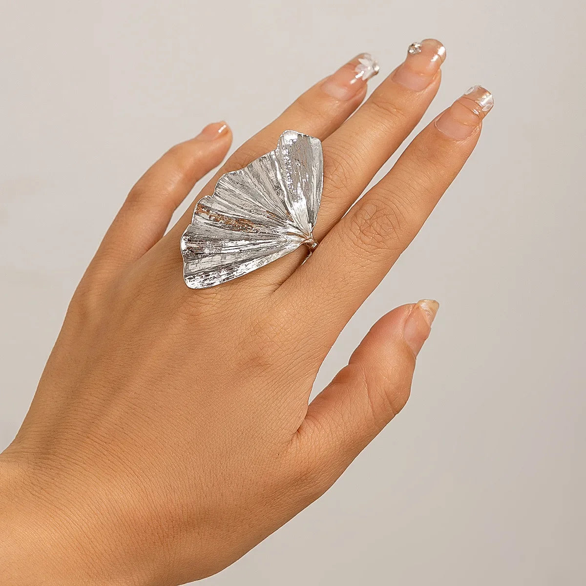 Vintage Ginkgo Leaf Statement Ring – Bold Metal Fan-Shaped Adjustable
