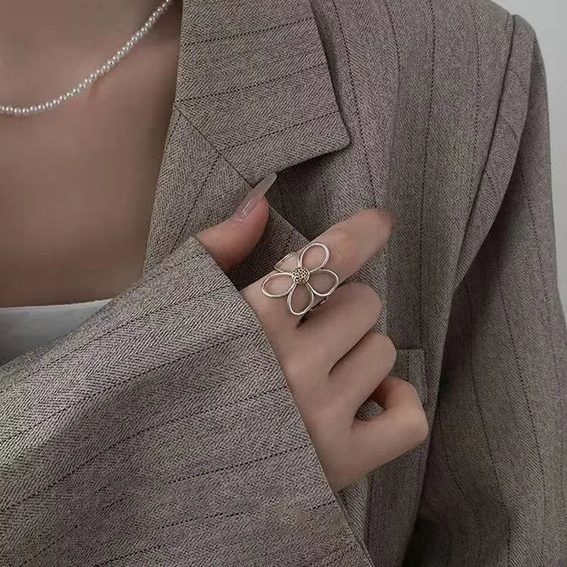 Vintage Daisy Flower Ring for Women – Adjustable Silver Open Band Fashion Jewellery