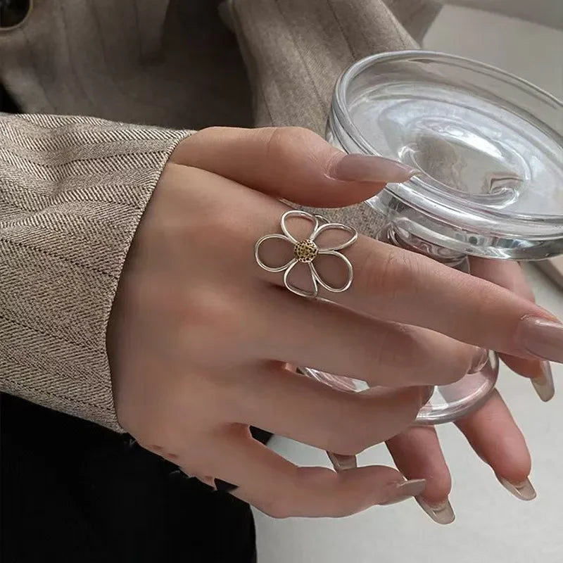 Vintage Daisy Flower Ring for Women – Adjustable Silver Open Band Fashion Jewellery